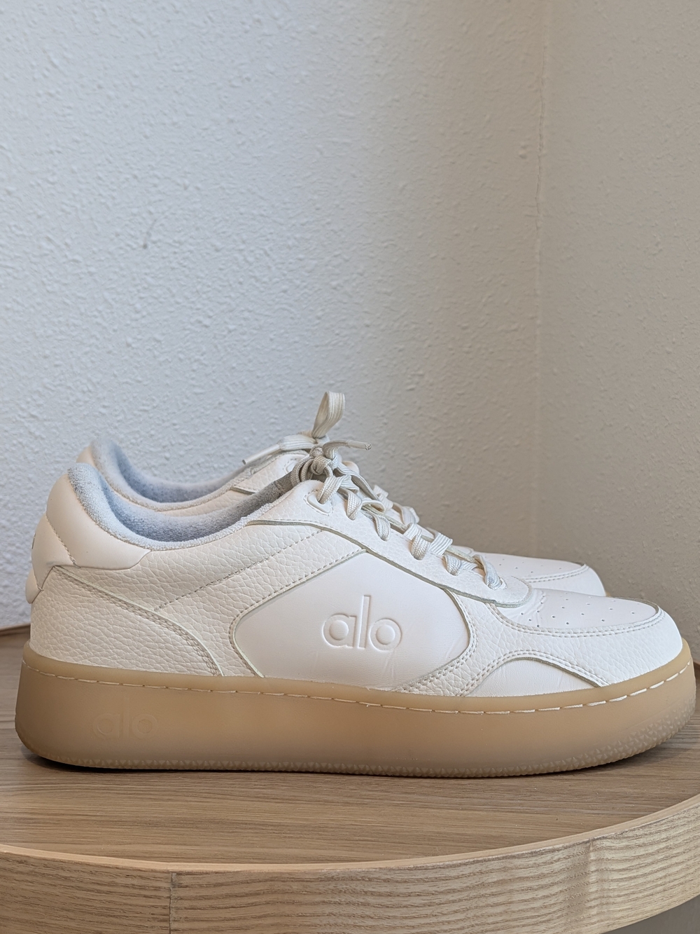 Alo Yoga Recovery Mode / Sunset Sneakers in Natural White/Gum
